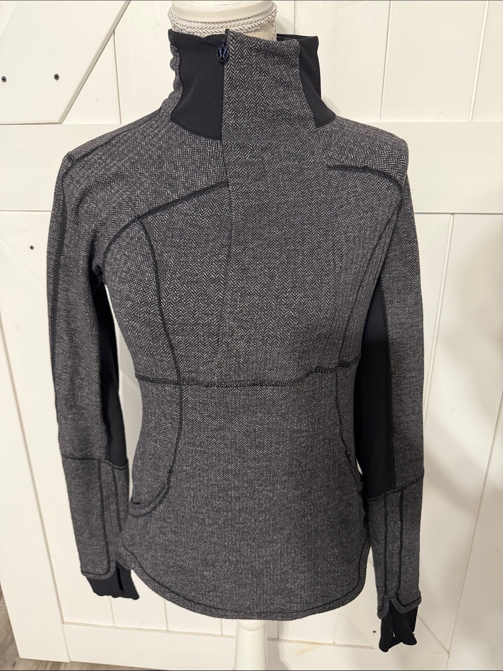 Women’s Lululemon quarter zip pullover 🖤
